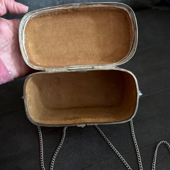 Antique Silver Lion-Shaped Handbag With Intricate Floral Design & Chain Strap - Picture 8 of 8